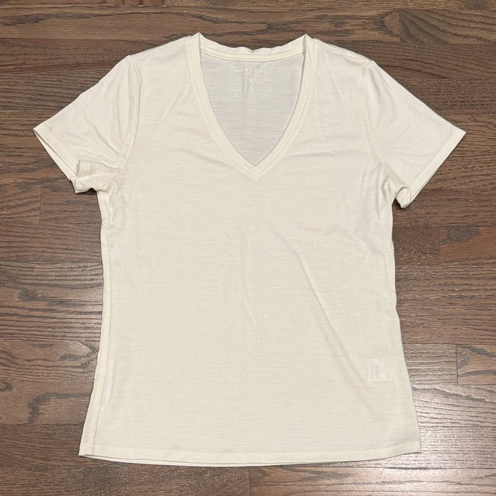 Unbound Merino Women's Cream V-Neck T-Shirt M - Picture 1 of 5